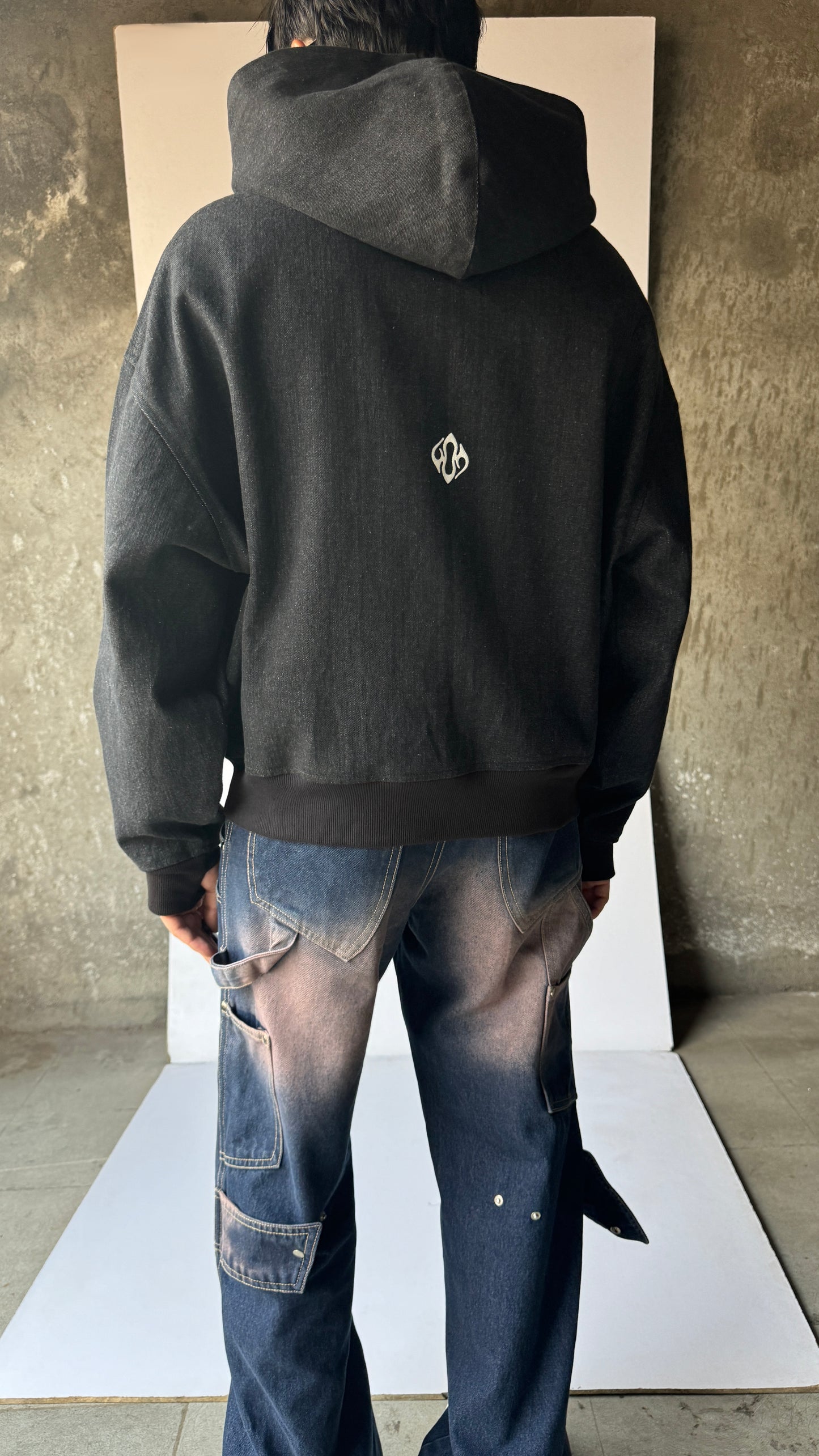 Nabeera Zipped-Carbone Black. - MTM