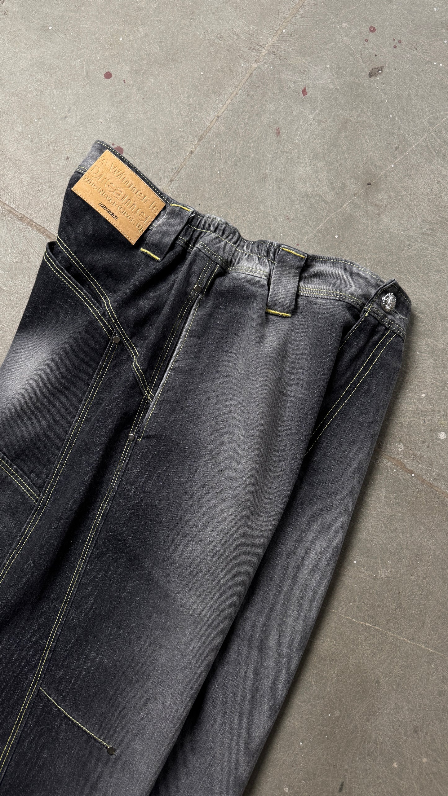 B4 Curved-black spray - RTW