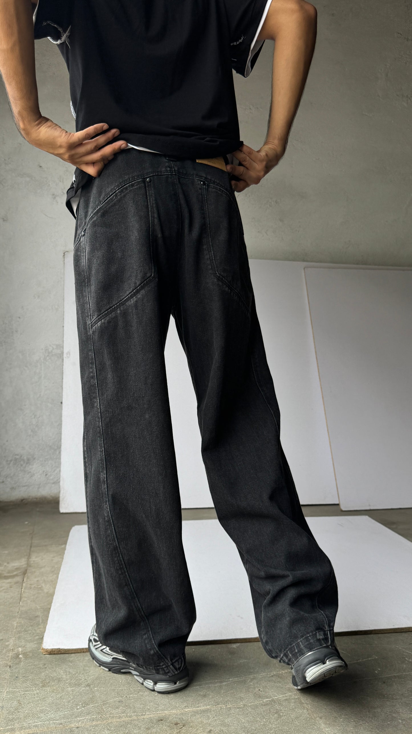 B4 Curved-Black - RTW